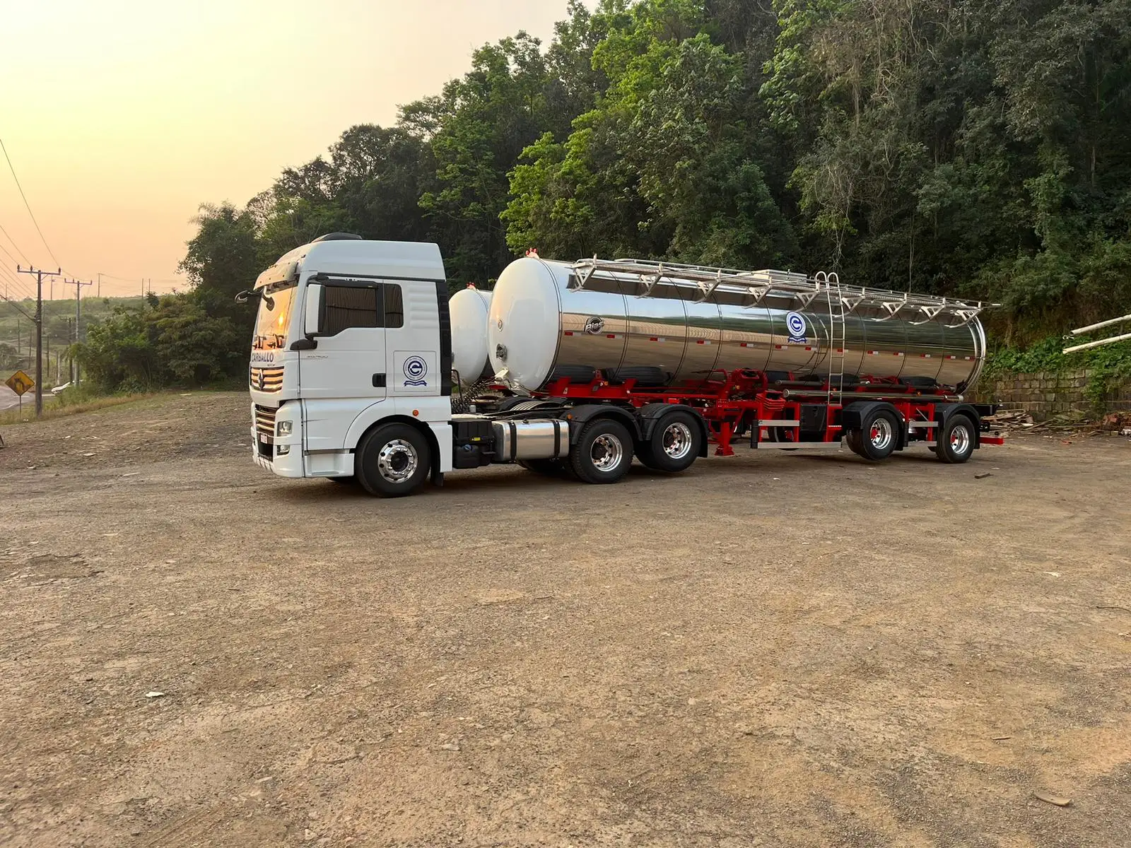 Camión con cisterna de acero inoxidable de Carballo e Hijos al atardecer