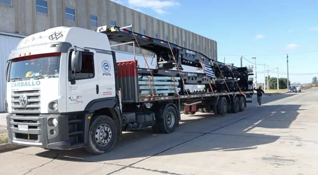 Camión con carga de estructuras metálicas