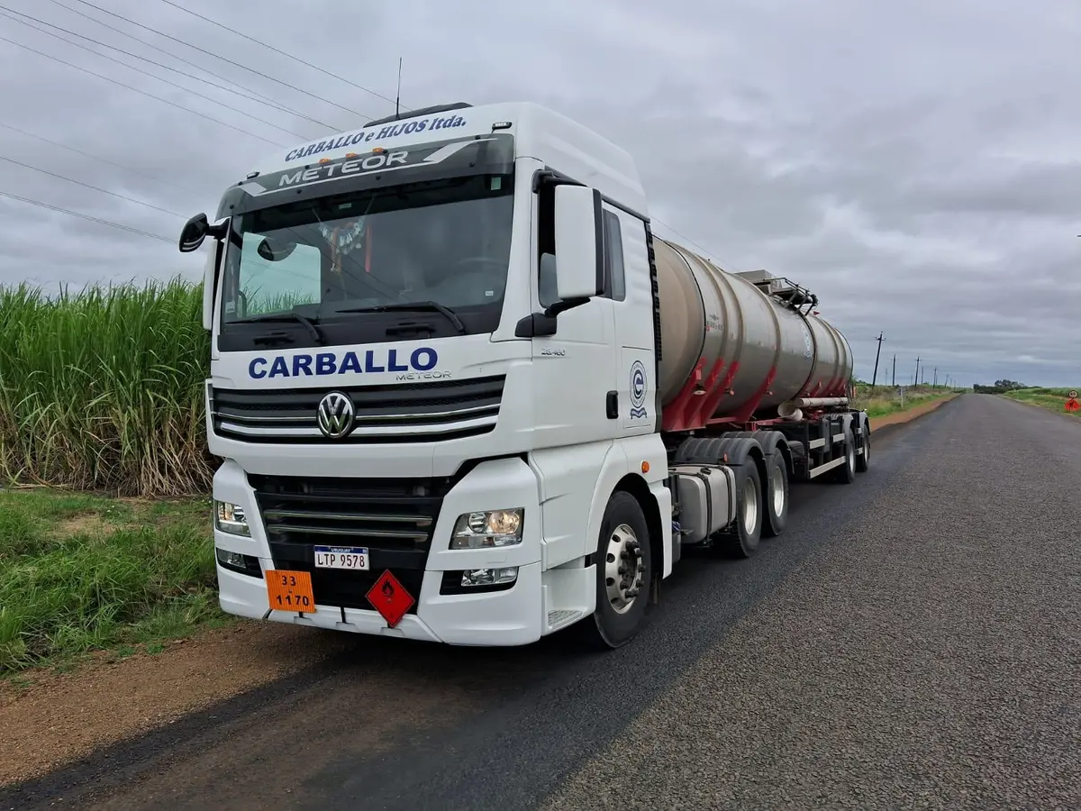 Camión cisterna con señalización de mercancías peligrosas en ruta