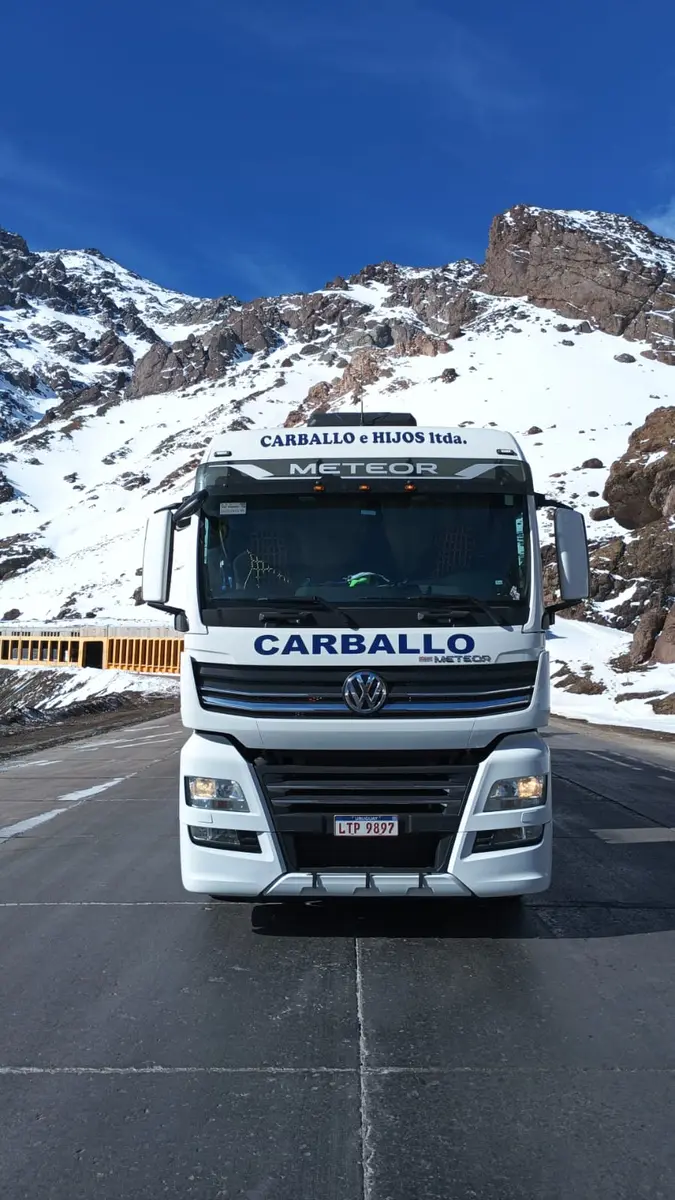 Camión de Carballo e Hijos de frente en una ruta de montaña nevada