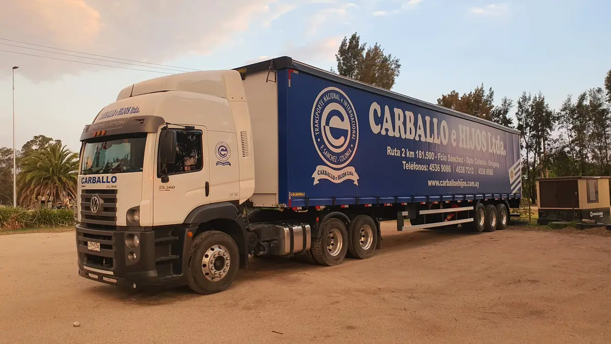 Semirremolque sider de Carballo e Hijos al atardecer