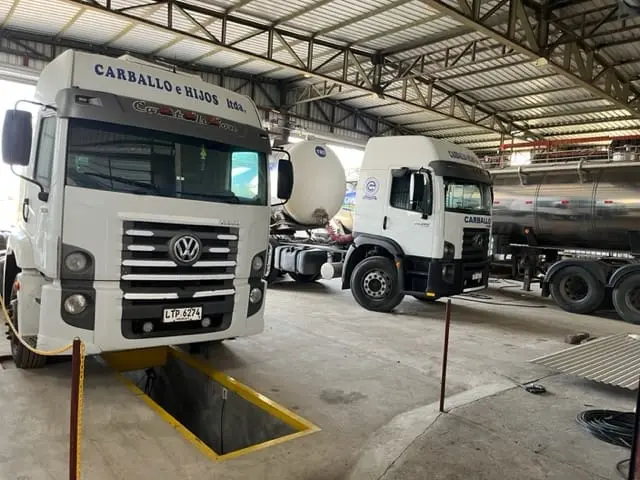 Camiones en el taller de mantenimiento de la empresa