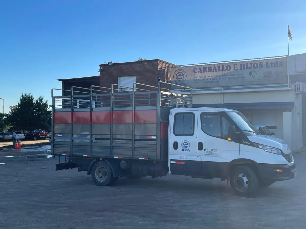 Camioneta de soporte de Carballo e Hijos frente a las oficinas