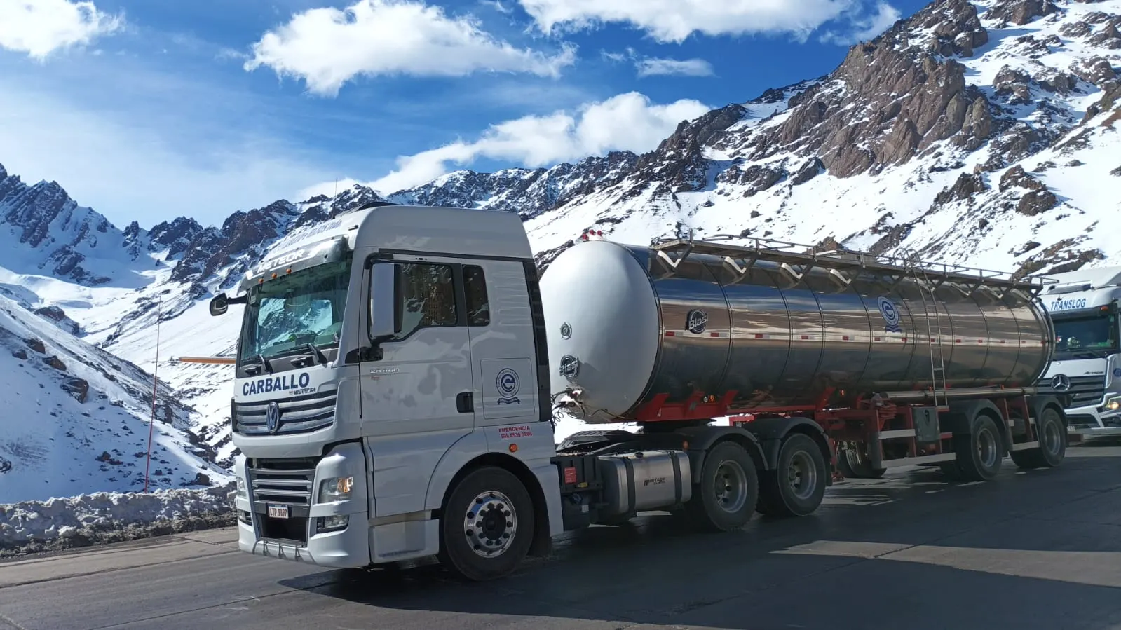 Camión cisterna de acero inoxidable de Carballo e Hijos cruzando la cordillera nevada